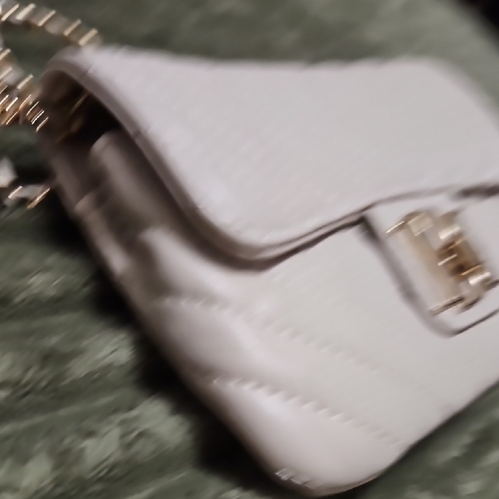 Elegant White Quilted Shoulder Bag - Picture 4 of 5